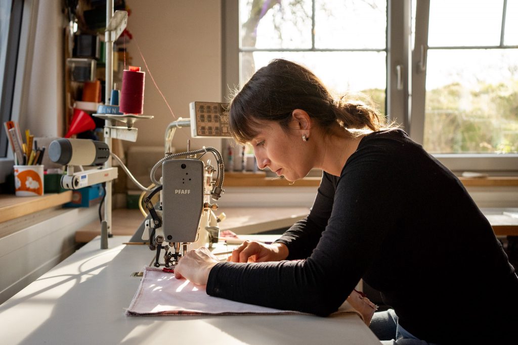 Dein Personal Branding Fotoshooting kann dich während deiner Arbeit als Raumausstatterin zeigen.