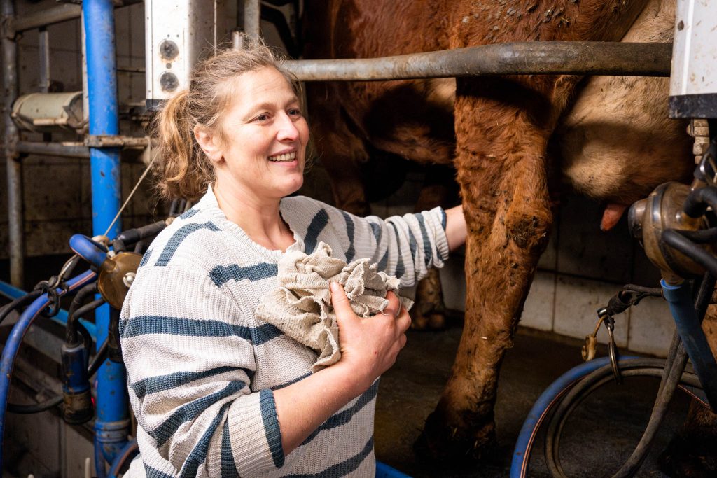 Personal Branding Fotografie heißt: Menschen in ihrem echten Umfeld zeigen. Hier begleite ich eine Bäuerin im Melkstand. Ein authentischer Einblick in ihren Arbeitsalltag, der ihre Leidenschaft und Persönlichkeit sichtbar macht.