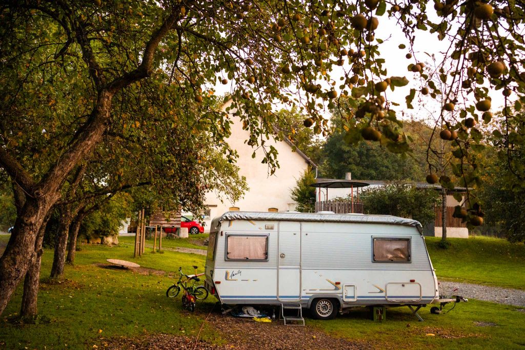 Ferienhof Fotografie kann zeigen, wie schön der Stellplatz für Wohnwägen sein kann.