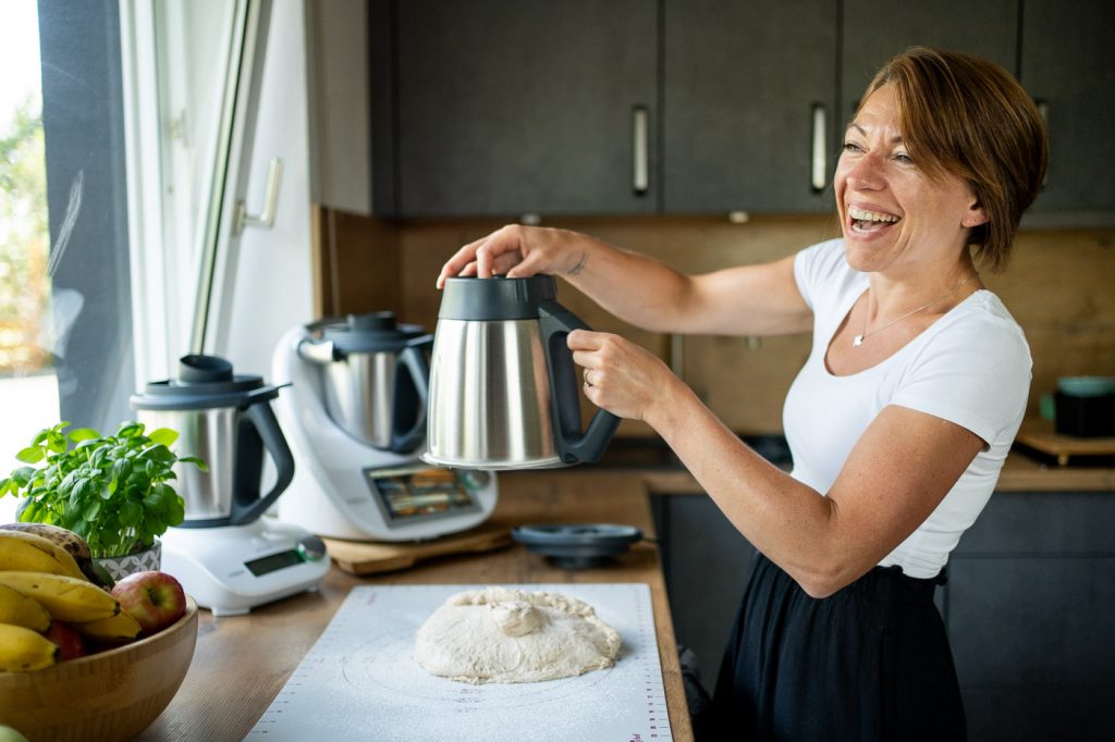Personal Branding Fotografie in der Küche: Eine Thermomix Repräsentantin hat einen Teig im Thermomix zubereitet.