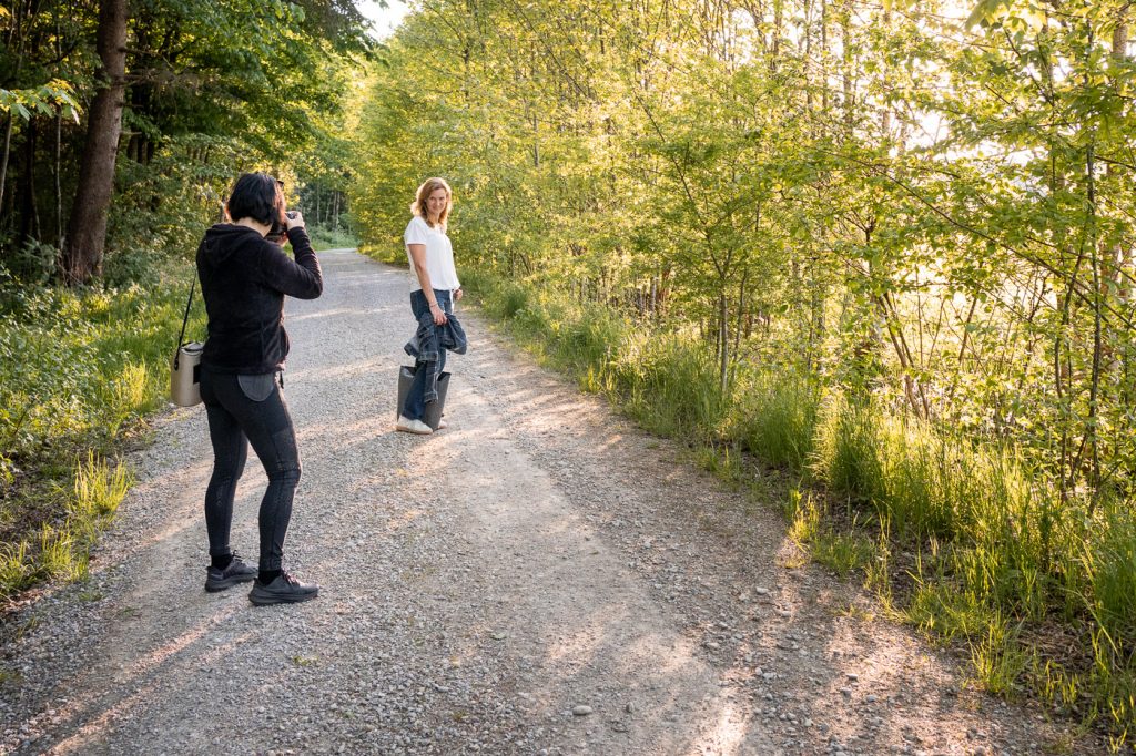 Personal Branding Fotografie im Einsatz: Eine Fotografin fotografiert gerade ein Frau im Abendlicht.