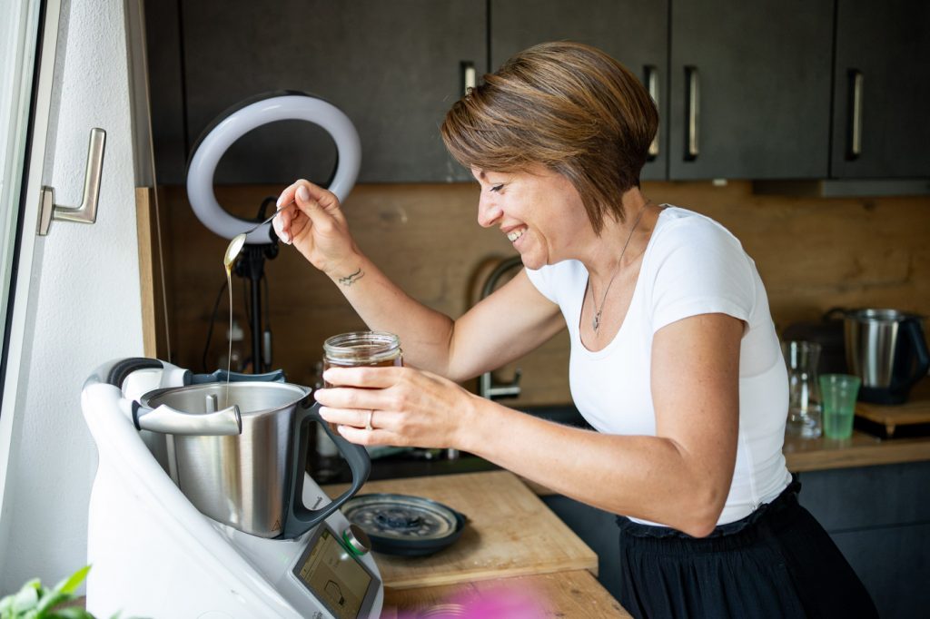 Personal Branding Shooting in der Küche: Eine Thermomix Repräsentantin kocht zuhause mit ihrem Thermomix.