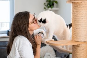 Sarah Pantenburg während eines ruhigen Moments mit ihrer Katze im Alltag
