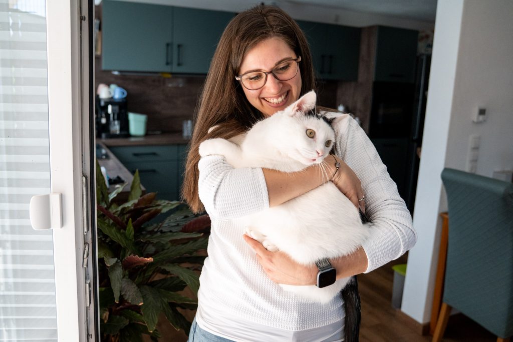 Sarah Pantenburg bei einem authentischen Personal Branding Fotoshooting mit ihrer Katze in ihrem Zuhause