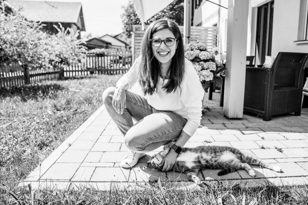 Business Fotografie zuhause: Sarah Pantenburg in entspannter Umgebung mit ihrem Tier