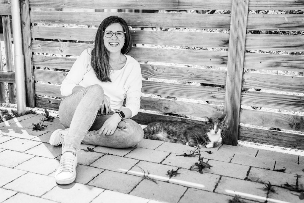 Echte Momente im Alltag: Sarah Pantenburg mit ihrer Katze auf natürliche Weise eingefangen